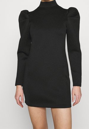 Schwarzes figurbetontes Kleid mit hohem Kragen, langen Puffärmeln und strukturierter Stoff. Kurze Länge, glatte Oberfläche und dezente Schimmereffekte.