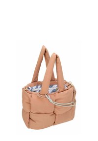 Borsa morbida trapuntata color cuoio con due manici spessi, interno in tessuto a righe e un cordoncino decorativo blu con dettagli in catena metallica.