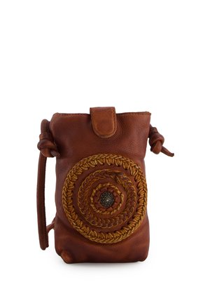 Kleine bruine leren zak met een cirkelvormig gevlochten design in het midden en een klepsluiting aan de bovenkant, met aan elke kant een geknoopte band.