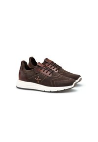Dunkelbraune Strick-Sneaker mit Lederakzenten, weißer Zwischensohle, strukturiertem Obermaterial, Schnürdesign und einem geometrischen Muster an den Seiten.