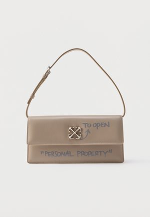 Bolso rectangular de cuero beige con una correa corta, cierre de metal y texto "PERSONAL PROPERTY" con una flecha que señala el cierre.