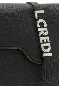 Zwarte leren tas met textuur, voorzien van een gebogen klep sluiting en een schouderband met de letters "L.CREDI" in zilveren hardware.