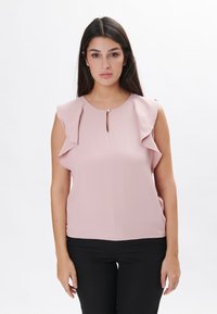 Blusa rosa chiaro con maniche a volant e scollo a chiave, realizzata in tessuto morbido. Il design presenta una leggera lucentezza e un orlo dritto.