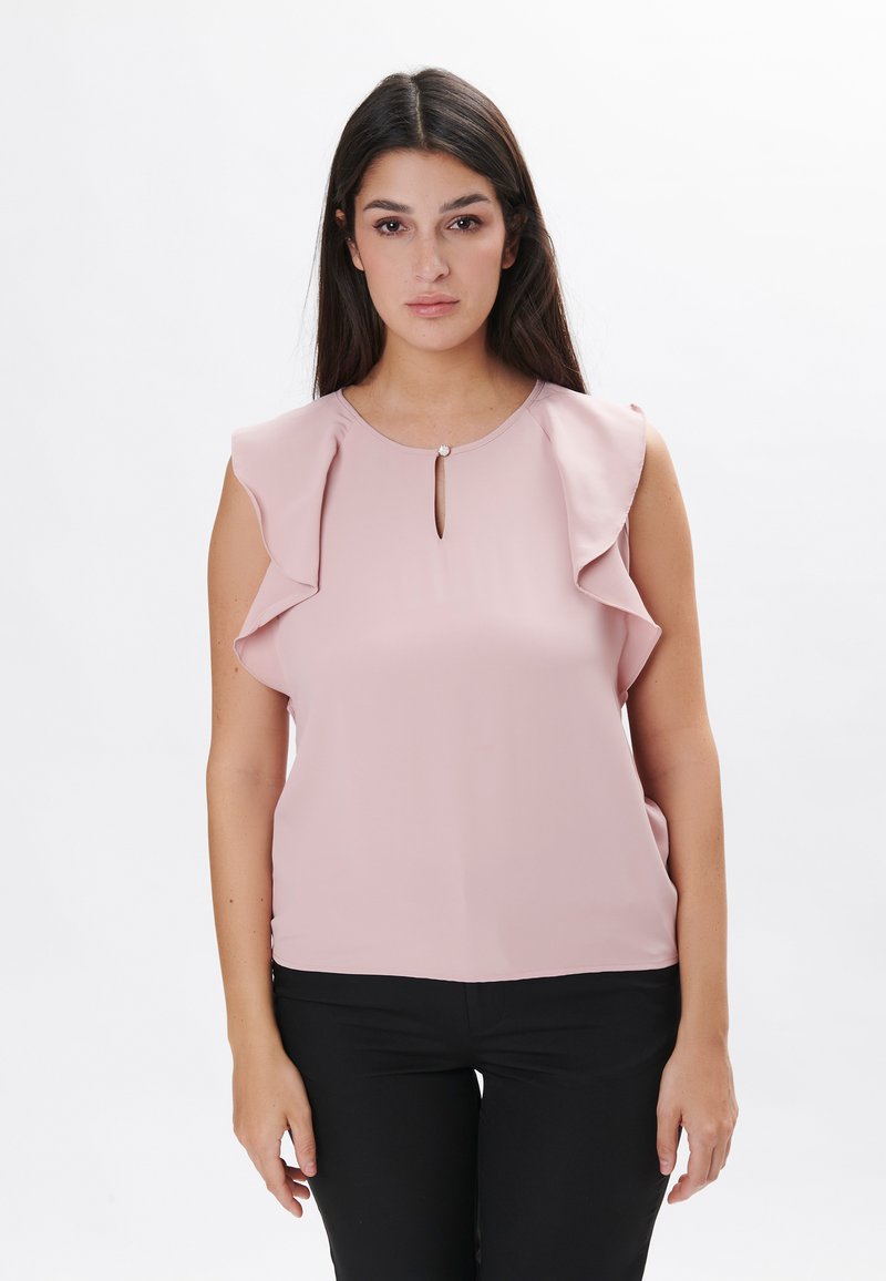 Blusa rosa chiaro con maniche a volant e scollo a chiave, realizzata in tessuto morbido. Il design presenta una leggera lucentezza e un orlo dritto.