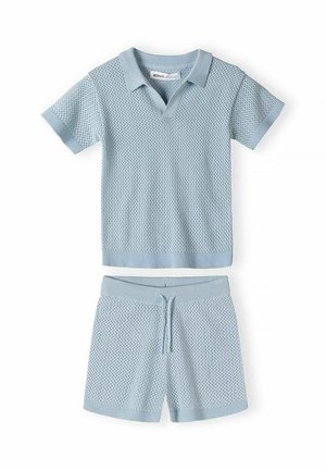 Jasnoniebieski dzianinowy polo z krótkim rękawem oraz dopasowane dzianinowe szorty z paskiem ściągającym w talii i perforowanym wzorem.