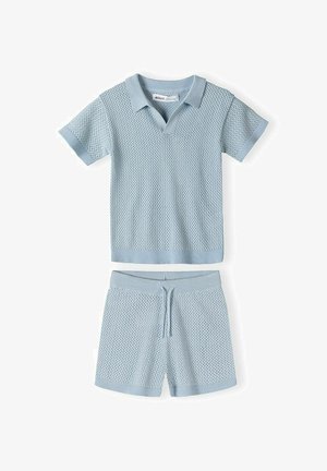Svijetloplava pamučna polo majica kratkih rukava s odgovarajućim pamučnim kratkim hlačama koje imaju vezicu u struku i perforirani uzorak.