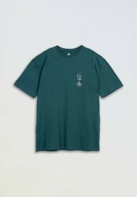 Turkusowa bawełniana koszulka z krótkimi rękawami, okrągłym dekoltem i małym białym nadrukiem na piersi przedstawiającym elementy kosmiczne.