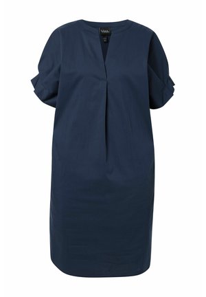 Donkerblauwe jurk met korte mouwen, ronde halslijn, voorplooi en opgevouwen manchetdetails aan de mouwen, knie-lengte.