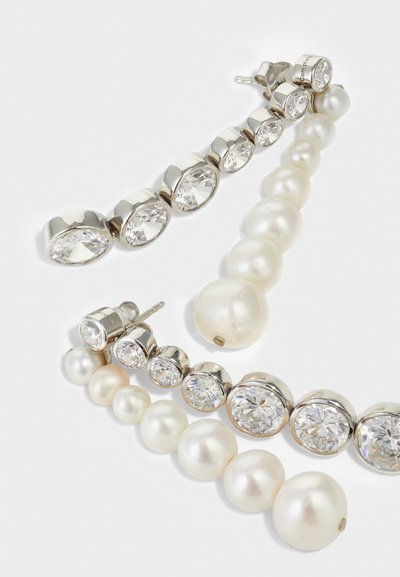 Σκουλαρίκια από πέρλες και κρύσταλλα με ασήμι, σε διάφορα μεγέθη στρογγυλών και οβάλ σχημάτων, με λείο και γυαλιστερό φινίρισμα.