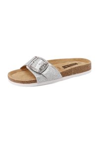 Infradito glitter argento con una larga fascia e un accento di fibbia in metallo. Soletta in sughero e suola bianca offrono comfort e supporto.