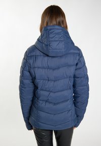Giacca puffer isolata blu navy con cappuccio, caratterizzata da pannelli orizzontali trapuntati e una superficie liscia e lucida.
