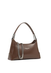 Borsa a mano in pelle marrone con forma curva, dettagli in metallo argentato e tracolla a catena. Presenta il logo sulla parte anteriore e una texture liscia.
