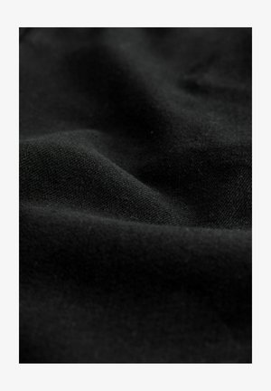Svart tyg med en mjuk textur, med subtila veck. Ytan är enhetlig, utan mönster eller synliga hårdvarudetaljer.