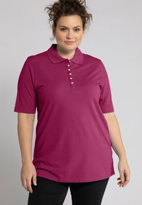 Polo tričko s krátkým rukávem v magentové barvě, vyrobené z jemné bavlněné směsi. Má špičatý límec a pětice knoflíků na zapínání s rovním lemem.