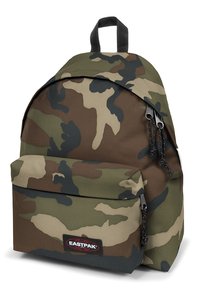 Mochila de camuflaje con una forma redondeada, fabricada con un tejido duradero. Presenta un bolsillo frontal con cremallera y un parche con el logo, en tonos terrosos de verde y marrón.