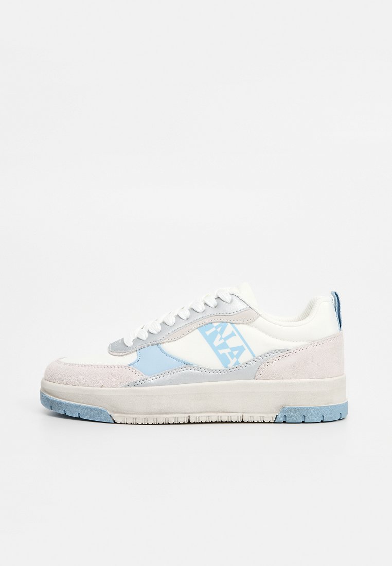 Zapatilla deportiva con parte superior de cuero blanco, acentos en ante gris y azul, punta redonda y suela de goma. Presenta un logotipo en azul en el lateral.