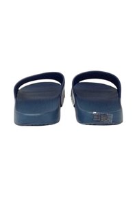 Ciabatte blu navy con una suola interna testurizzata e una fascia curva. Design con suola piatta e un branding discreto sul lato.