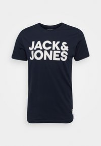 Tricou din bumbac de culoare albastru marin, cu mâneci scurte și guler rotund, având imprimat mare în alb textul "JACK&JONES" pe față.