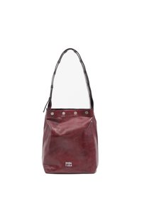 Czerwona skórzana torba typu bucket o zaokrąglonym kształcie, z dużym paskiem na ramię, srebrnymi ćwiekami wzdłuż górnej krawędzi i logo marki z przodu.