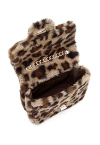Beige faux fur handtas met een luipaardprint. Voorzien van een gouden kettingband en een sluiting met klem. De binnenkant is gevoerd met donker fabric.