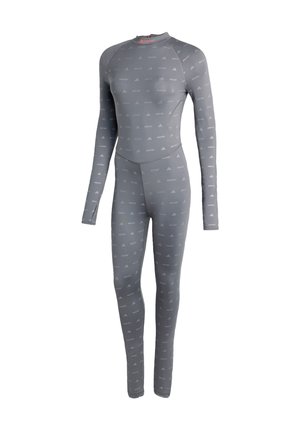 Body à manches longues, grise, ajustée, de plein longueur avec un motif subtil de texte et de logos, mettant en avant des détails de coutures visibles et un col montant.