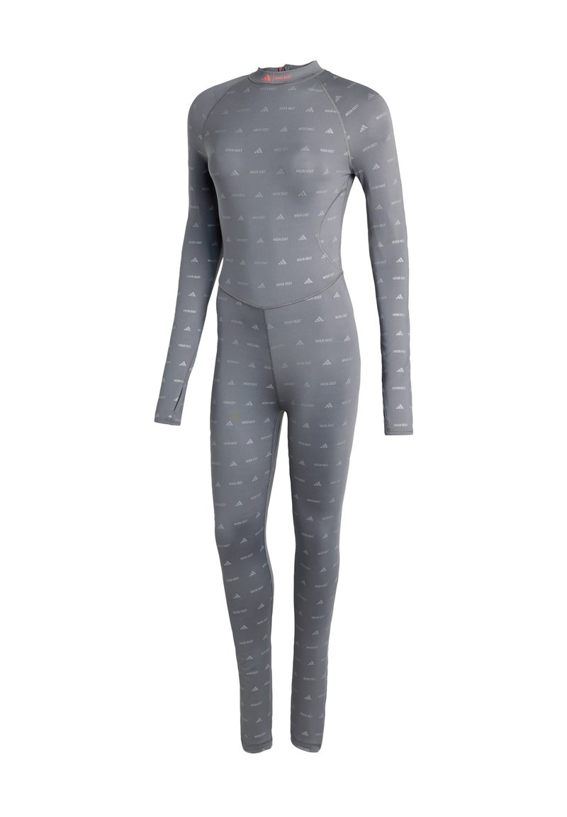 Grijze fitted bodysuit met lange mouwen en volledige lengte, met een subtiel patroon van tekst en logo's. Het ontwerp heeft zichtbare naaddetails en een hoge halslijn.