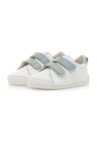 Zapatillas blancas para niños con parte superior perforada, que cuentan con tiras de Velcro de color azul claro y verde, puntera redonda y suelas de goma texturizadas.