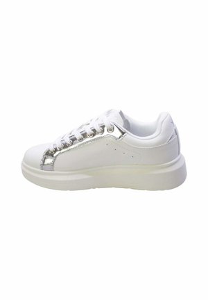 Sneaker bianca low-top con suola spessa, lacci bianchi e rifinitura argento metallizzato lungo gli occhielli e il pannello laterale.