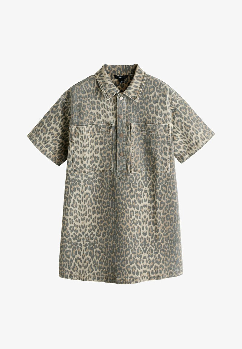 Robe en denim à manches courtes avec imprimé léopard, patte de boutonnage et deux poches poitrine.