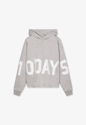 Szara bluza z kapturem, wykonana z miękkiego materiału, z przednią kieszenią typu kangur. Posiada wyrazisty biały napis "100 DNI" na rękawach i piersi.