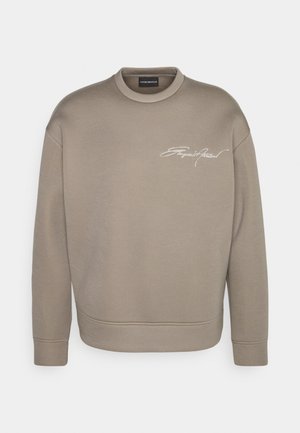 Langärmliges Sweatshirt in Taupe mit Rundhalsausschnitt und weißem kursivem Logo auf der linken Brust, flach auf weißem Hintergrund liegend.