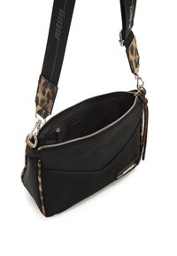 Borsa a spalla in pelle nera con accenti in stampa leopardata, zip argentata e tracolla regolabile. Texture liscia e design affusolato.