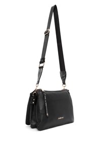 Bolso de mano de cuero negro con un acabado texturizado, dos compartimentos, herrajes dorados y una correa desmontable con un acento de piel de serpiente.