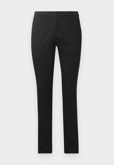 Pantaloni neri slim-fit realizzati in un tessuto liscio, con frontale piatto e tasche standard. Presentano una vita con passanti per cintura e un design a gamba dritta.