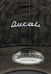 Καπέλο του μπέιζμπολ από σκουρόχρωμο υφασμάτινο ύφασμα με ρυθμιζόμενο λουράκι. Διαθέτει λευκό κεντημένο λογότυπο "Ducati" στο μπροστινό μέρος. Στρογγυλό εσωτερικό ταμπελάκι "9TWENTY".