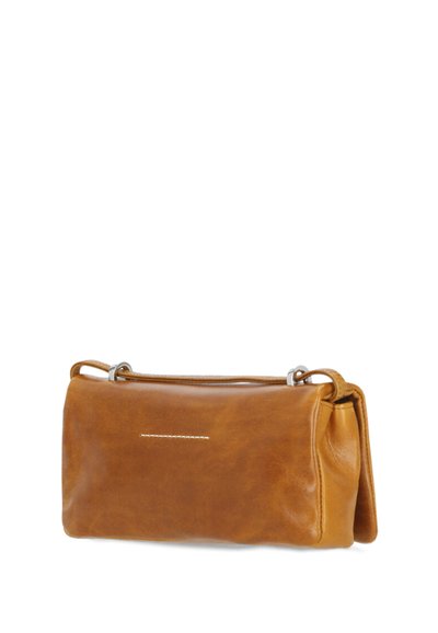 Borsa a spalla in pelle marrone con texture liscia, forma rettangolare e tracolla in metallo argento; presenta un dettagli di cucitura minimalista sulla parte anteriore.