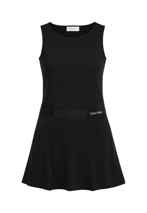 Vestito nero senza maniche di Calvin Klein con corpetto aderente, gonna svasata e dettaglio di fascia con marchio sul lato anteriore destro.