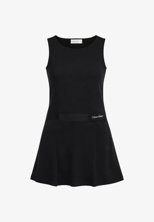 Vestito nero senza maniche di Calvin Klein con corpetto aderente, gonna svasata e dettaglio di fascia con marchio sul lato anteriore destro.