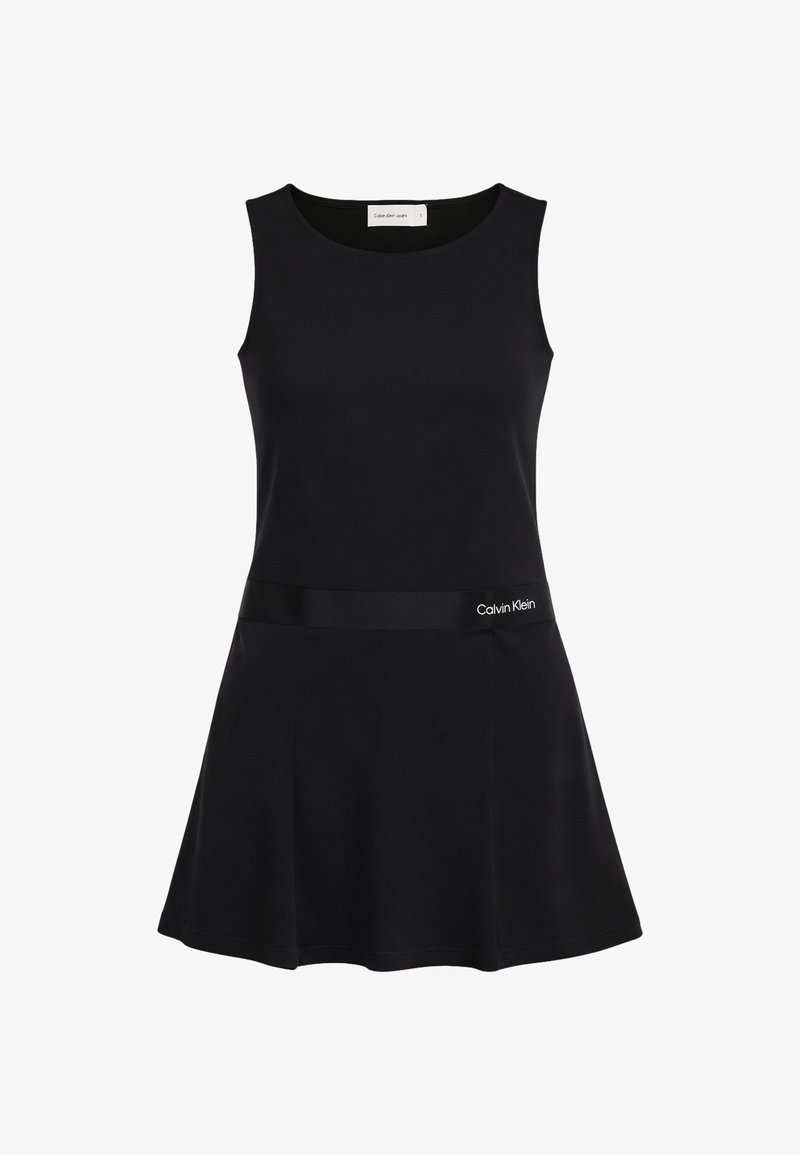 Vestito nero senza maniche di Calvin Klein con corpetto aderente, gonna svasata e dettaglio di fascia con marchio sul lato anteriore destro.