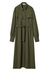 Robe chemise à manches longues vert olive avec col, deux poches poitrine, fermeture à boutons et taille ceinturée. Tissu doux et texturé.