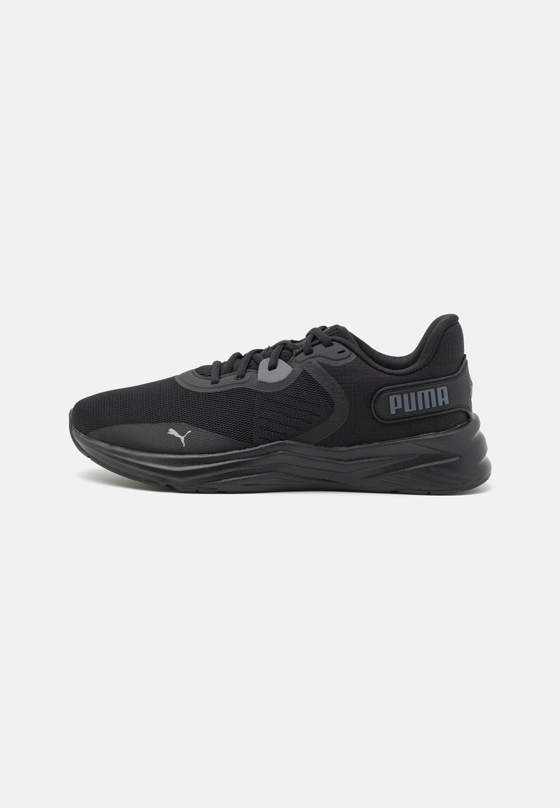 Sapatilhas desportivas pretas com parte superior em malha, sola de borracha e vários acabamentos texturizados. Apresenta um logo da Puma em destaque na lateral.