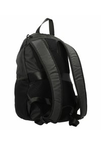 Sac à dos en tissu noir avec un dos rembourré, des bretelles en maille et des sangles latérales. Il dispose d'une poignée de transport supérieure et d'un compartiment principal zippé.