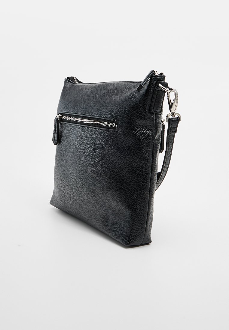 Schwarze strukturierte Leder-Umhängetasche mit einer silbernen Reißverschluss-Tasche auf der Vorderseite und verstellbarem Gurt mit Metallverschluss.
