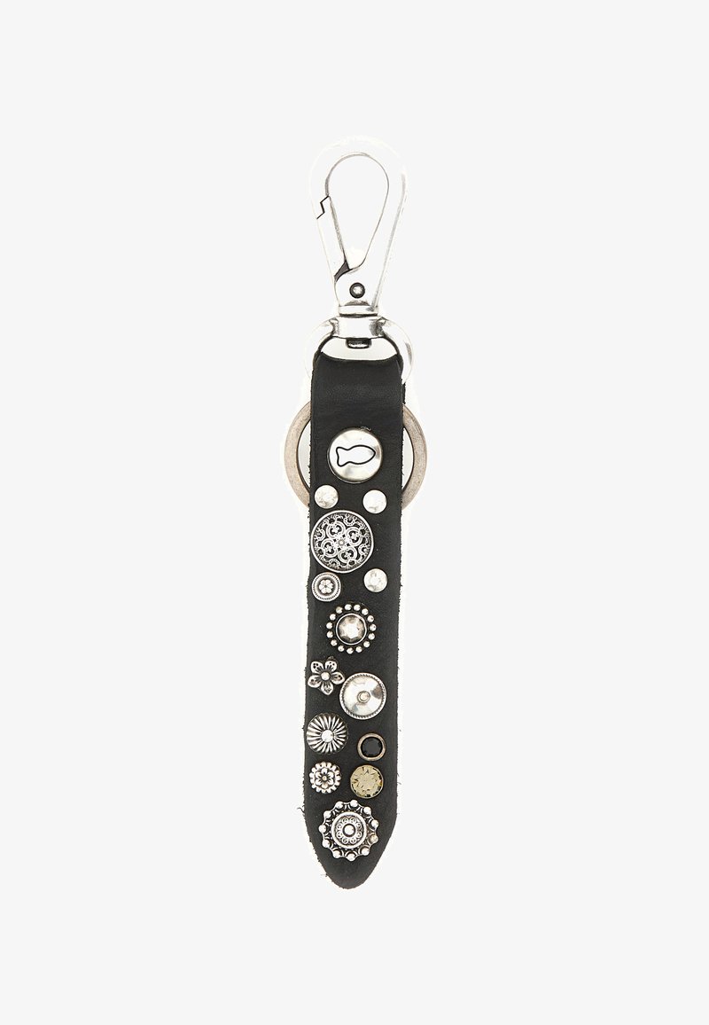 Fettuccia portachiavi in pelle nera con vari borchie e anelli decorativi in argento, attaccata a un gancio in metallo argentato e ad un portachiavi.