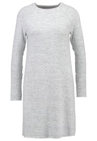 Ljusgrå stickad klänning med långa ärmar, rundad halsringning och en avslappnad passform. Texturerat mönster genom hela tyget.