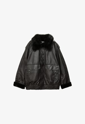 Giacca di pelle nera con collare in pelliccia sintetica, vestibilità oversize, due tasche frontali e vita e polsini elastici per una chiusura aderente.