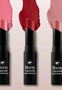 Matte læbestift i sorte rør fås i tre nuancer: blød rosa, livlig rød og dæmpet rosa. Hver har en glat tekstur med kunstneriske stræk.