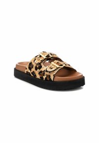 Ciabatte con stampa leopardo, suola in gomma nera, soletta color crema, doppie cinghie con fibbie dorate e dettagli rifiniti.