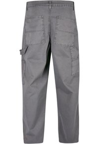 Pantalones cargo grises de corte relajado, con múltiples bolsillos, costuras planas y un tejido de algodón resistente.