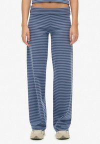 Blauw en grijs verticaal gestreepte wijde broek met een zachte textuur, elastische tailleband en subtiele merkembleem op de heup.